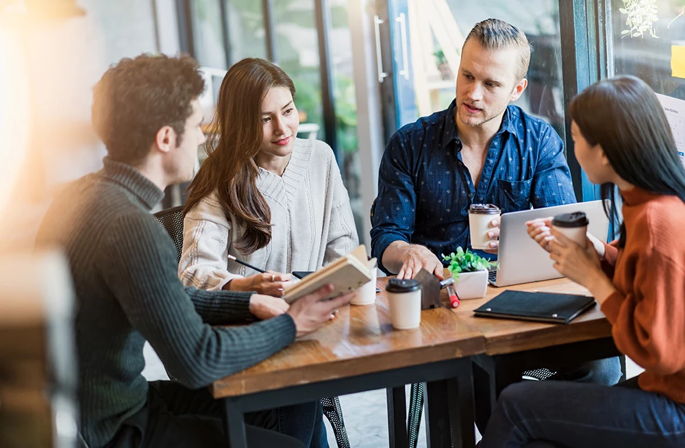 Les escape games et jeux immersifs permettent de plonger les participants dans une narration interactive. En résolvant des énigmes et en progressant dans un scénario, les joueurs deviennent acteurs de l’expérience. Ces formats sont particulièrement adaptés aux événements, aux projets culturels, aux animations territoriales ou aux actions de cohésion. Nous créons des formats géants et également des formats pour salle clefs en mains